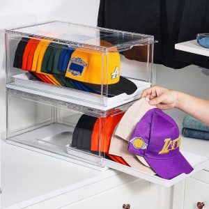 Stilren keps förvaring i modern, transparent design med utdragbar bricka