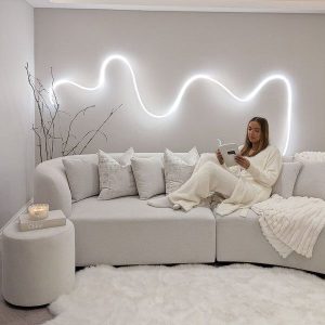 GlowLine Touch – Skapa stämning bakom speglar, i väggpaneler och längs hyllor