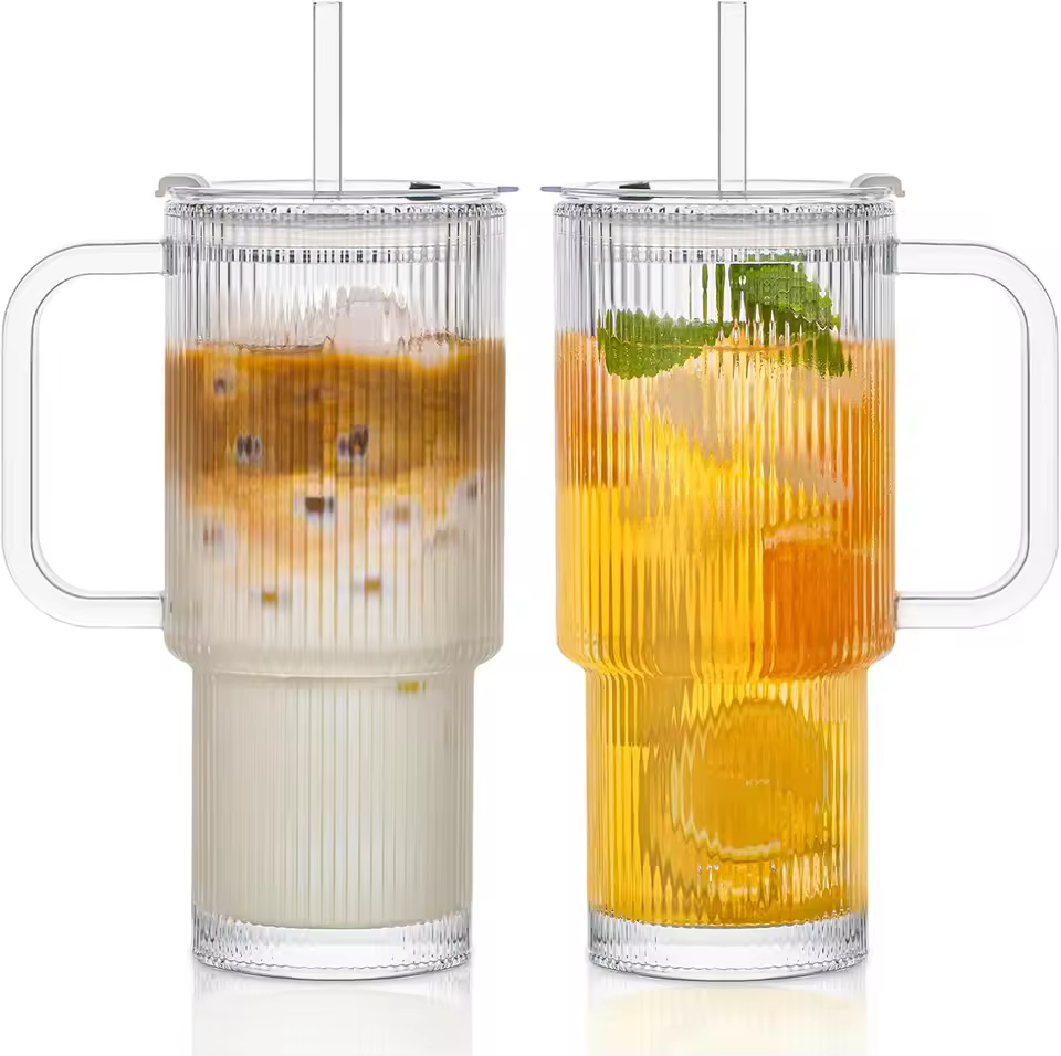 CLARA– Stilren Ribbad Glas Tumbler med Handtag & Lock för Kalla & Varma Drycker